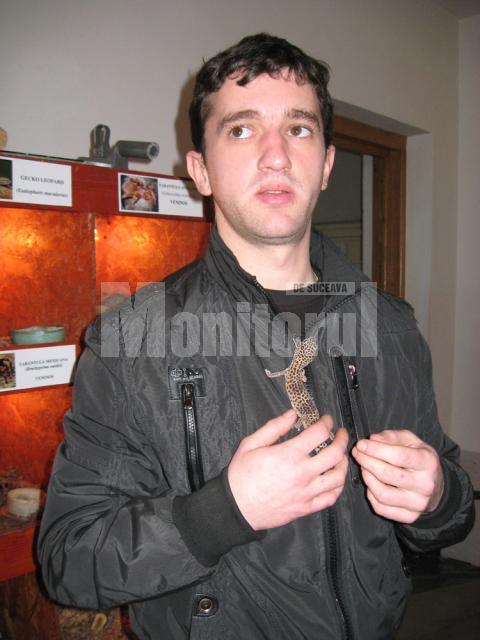 Valeriu Florian Szabo cu prietenoasa şopârlă Gecko