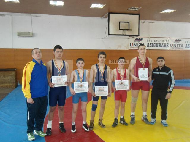 Antrenorii Daniel Ciubotariu (stânga) şi Andrei Bolohan (dreapta) şi cei cinci sportivi suceveni medaliaţi