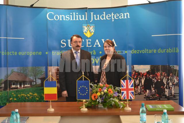 Vicepreşedintele CJ Vasile Ilie şi viceambasadorul Marii Britanii la Bucureşti, Esther Blythe