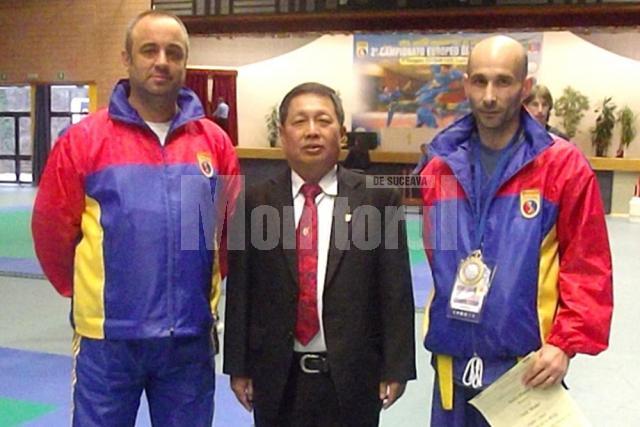 Antrenorul Gheorghe Pricop (stânga) a ţinut să-l felicite pe Sorin Râmbu (dreapta) pentru succesul repurtat