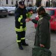 Sute de lalele au fost împărţite pe stradă ieri, de cadre ale ISU Suceava