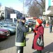 Sute de lalele au fost împărţite pe stradă ieri, de cadre ale ISU Suceava