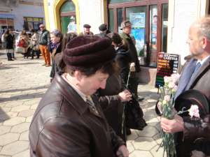 Primarul rădăuţean, Aurel Olărean, a oferit ieri, 8 Martie – Ziua Femeii, câteva mii de flori