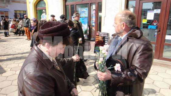 Primarul rădăuţean, Aurel Olărean, a oferit ieri, 8 Martie – Ziua Femeii, câteva mii de flori