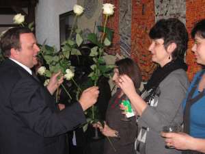 Gheorghe Flutur a împărţit trandafiri albi angajatelor din CJ Suceava