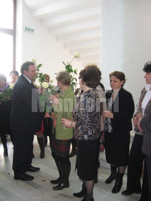 Gheorghe Flutur a împărţit trandafiri albi angajatelor din CJ Suceava