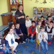 Educatoarea Doina Jibu dă ultimele indicaţii copiilor