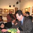 Primarul Ioan Moraru oferind mărţişoare şi flori