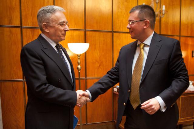 Guvernatorul băncii centrale, Mugur Isărescu, şi premierul Mihai Răzvan Ungureanu şi au discutat, ieri, la Guvern, timp de două ore. Foto: CAPP