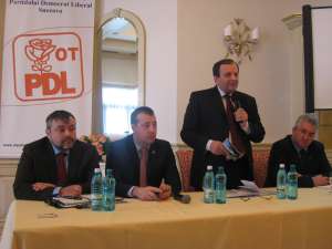 Gheorghe Flutur, Ion Lungu, şi Ioan Bălan i-au învăţat pe tineri despre modul în care se poate câştiga o luptă electorală şi ce au de făcut într-o campanie electorală