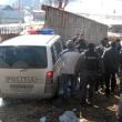O dubă a politiei, umplută cu romi săltaţi la Pojorâta