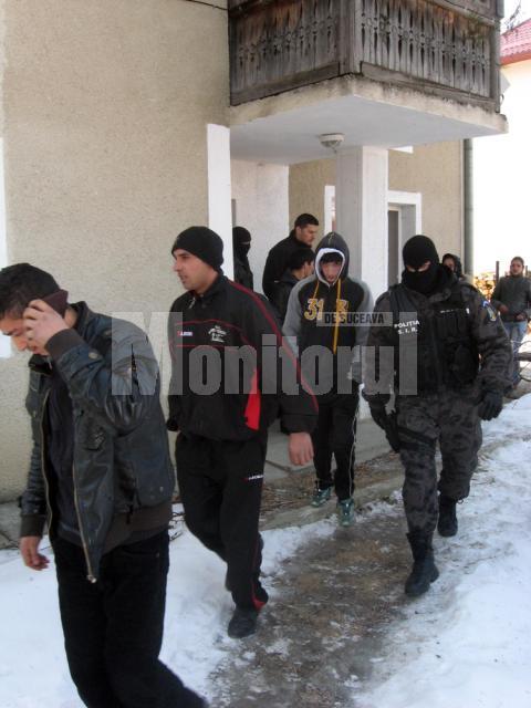 Câţiva dintre tinerii aduşi la audieri, la Secţia de Poliţie Pojorâta