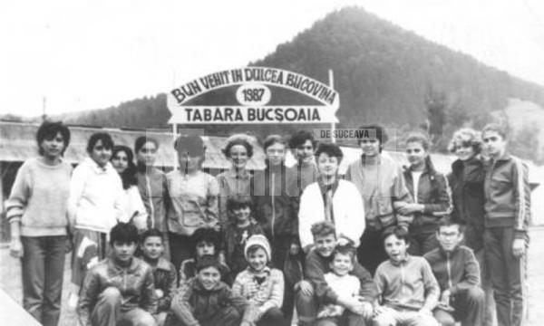 Elevi în Tabara Bucsoaia, în anul 1987