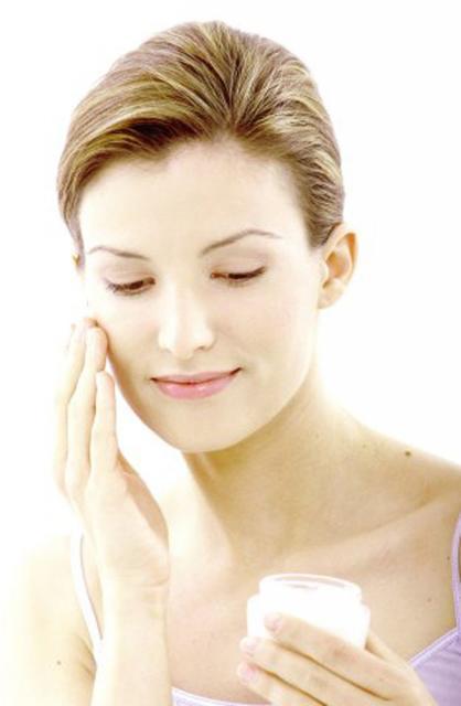 Pentru persoanele cu tenul gras curăţarea porilor este foarte importantă. Foto: OREDIA
