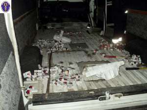 Microbuz burduşit cu peste 11.000 de pachete de ţigări, confiscat la Siret