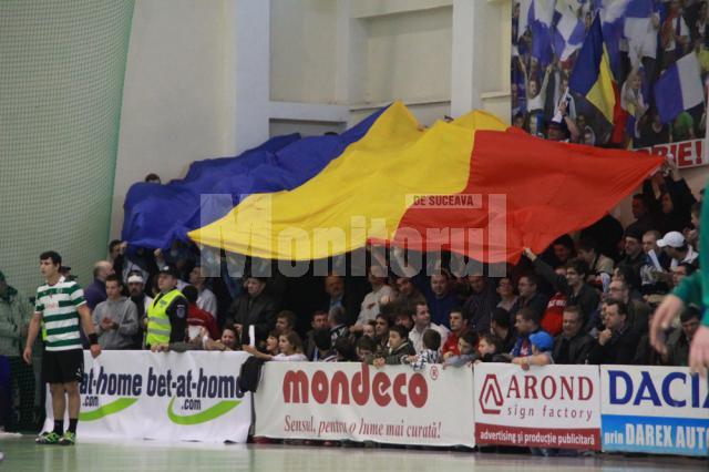 Sucevenii au fluturat la începutul meciului un steag imens al României