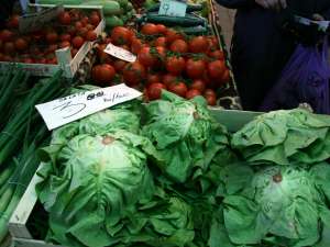 În pieţele sucevene, salata verde românească se vinde la 2 lei iar cea adusă din Italia la 3 lei