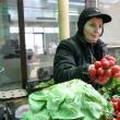În pieţele sucevene, salata verde românească se vinde la 2 lei iar cea adusă din Italia la 3 lei