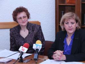 Comisarul-şef Angela Irimia şi subprefectul Angela Zarojanu, la conferinţa de presă de ieri