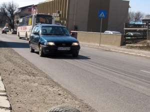 Şoferii, avertizaţi să se ferească de găurile căscate din asfalt