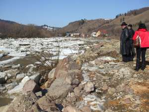 Intervenţie pentru deblocarea aglomeraţiei de gheaţă de pe pârâul Moldoviţa