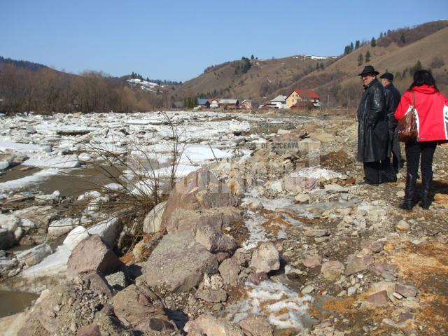 Intervenţie pentru deblocarea aglomeraţiei de gheaţă de pe pârâul Moldoviţa