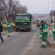 Lucrări de curăţenie pe străzile cartierului de la intrarea în Suceava