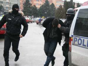 Petru Bogdan Tudorache  a fost prins în flagrant în faţa hotelului Bucovina Trei dintre suspecţi au fost arestaţi preventiv