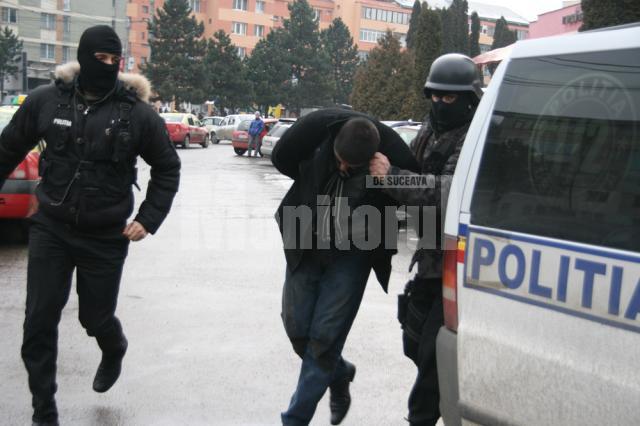 Petru Bogdan Tudorache  a fost prins în flagrant în faţa hotelului Bucovina Trei dintre suspecţi au fost arestaţi preventiv