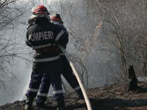 Pompierii au intervenit ieri la 14 incendii de vegetaţie uscată