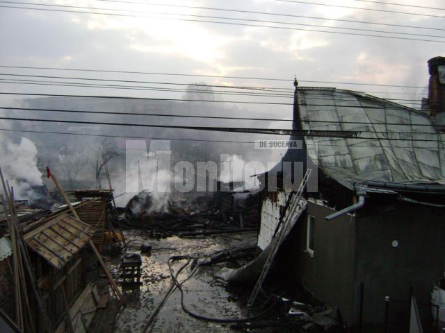 Două gospodării au fost distruse de flăcări la Vicovu de Jos