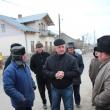 Primarul Sucevei la discuţii cu locuitorii din Iţcani, veniţi să dea o mână de ajutor