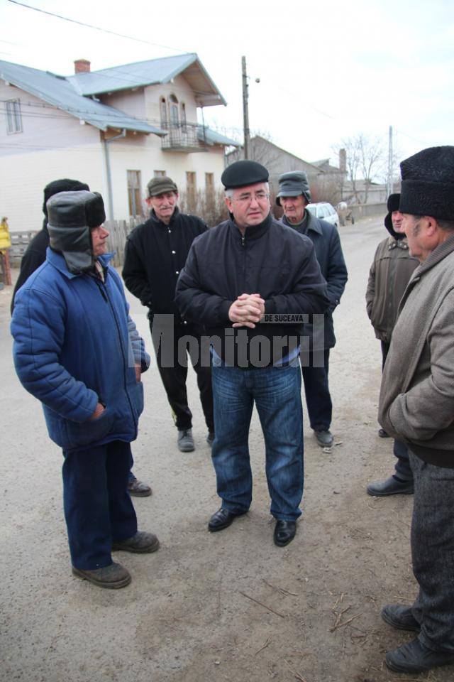 Primarul Sucevei la discuţii cu locuitorii din Iţcani, veniţi să dea o mână de ajutor