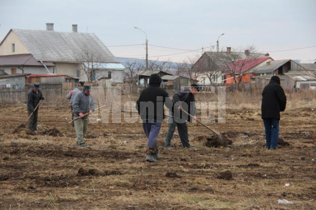 Locuitorii din Iţcani au dat o mână de ajutor la salubrizarea terenului