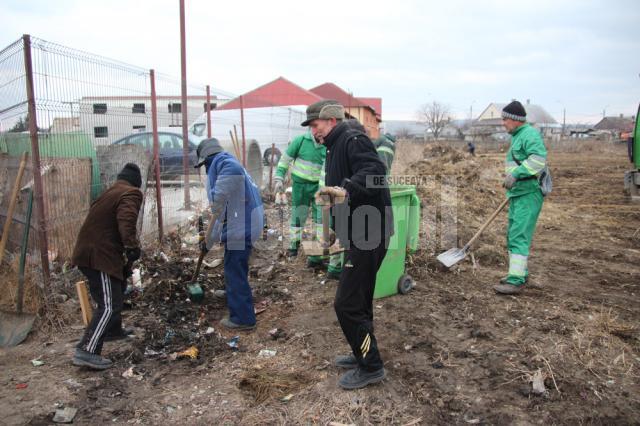 Locuitorii din Iţcani au dat o mână de ajutor la salubrizarea terenului