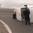 Microbuzul care venea de la Suceava s-a răsturnat, după ce s-a ciocnit cu un autoturism