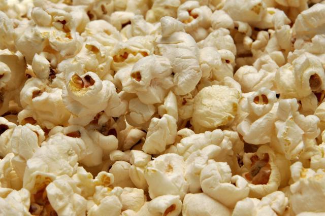 S-a descoperit că popcornul are o concentraţie mare de antioxidanţi pentru că are doar patru procente de apă, în timp ce fructele şi legumele conţin 90 la sută apă