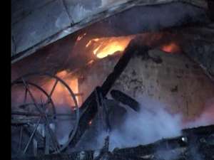 Un incendiu devastator a mistuit în mare parte o casă din comuna Stroieşti