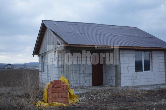 Casa care se construieşte pentru Valeria Tudora, cu acoperişul ce a cedat deja la vânt