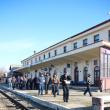 Oamenii s-au adunat pe peronul gării din Dorneşti şi au dat glas nemulţumirilor