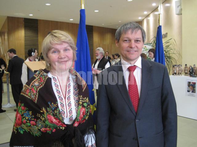 Artista Lucia Condrea, alături de comisarul european Dacian Cioloş