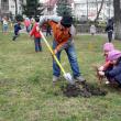 Elevi de clasa a II-a la acţiunea “Plantăm copaci şi-i îngrijim”
