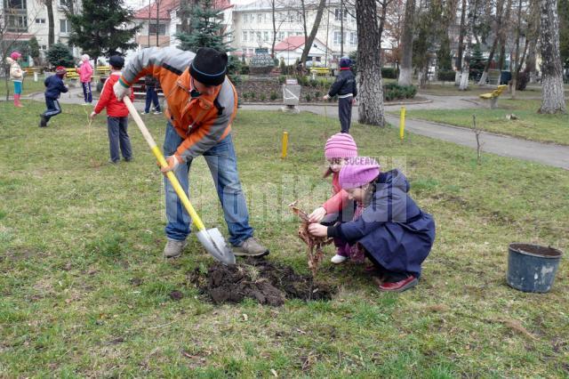 Elevi de clasa a II-a la acţiunea “Plantăm copaci şi-i îngrijim”