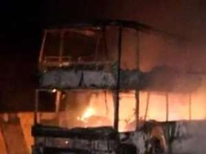 Un autocar al unei firme sucevene, plin cu pasageri, a luat foc în Pasul Tihuţa