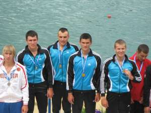 Mihail şi Gavril Niculiţă (în stânga), alături de colegii din barca de canoe patru, au devenit campioni europeni anul trecut