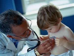 60% dintre părinţi dau medicamente copiilor fără a merge în prealabil la un consult medical