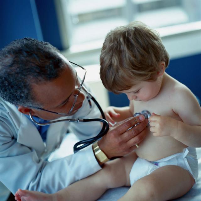 60% dintre părinţi dau medicamente copiilor fără a merge în prealabil la un consult medical