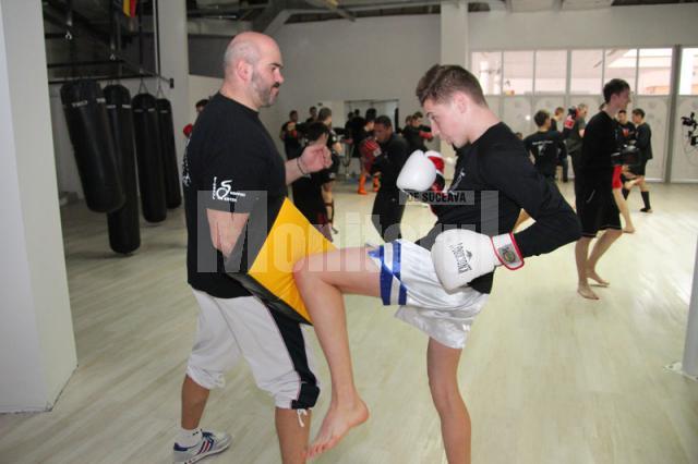 Antrenorul Nicolae Moroşan este ajutat la antrenamente de foşti sau actuali sportivi