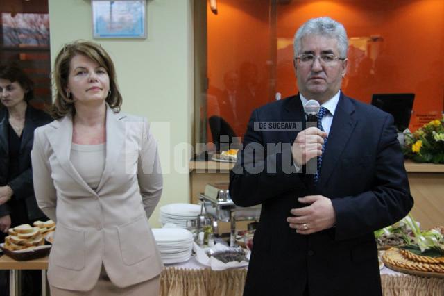 Directorul regional al Băncii Transilvania, Areta Ivaşcu, şi primarul Sucevei Ion Lungu, la inaugurarea noului sediu