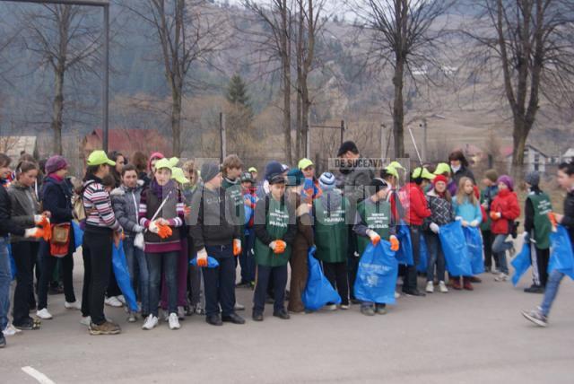 200 de elevi şi 40 de silvicultori în acţiune de colectare a deşeurilor la Pojorâta